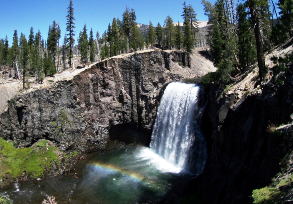 Rainbow Falls in Devils Postpile National Monument